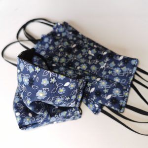 Masque barrière en coton bleu fleurit et noir réversible